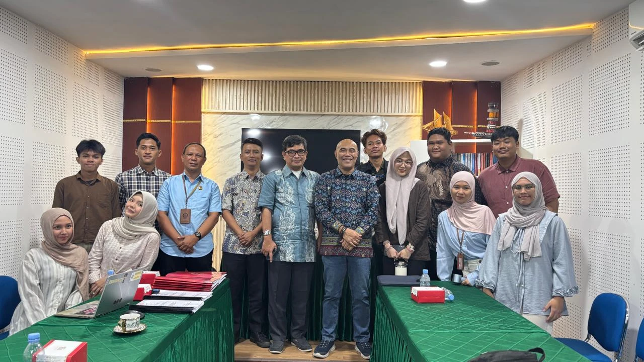 Kebersamaan tim asesor, pimpinan, dosen, dan mahasiswa Program Studi S1 Administrasi Publik FISIP Unhas dalam asesmen lapangan akreditasi menjadi simbol soliditas dan komitmen kolektif menuju penguatan mutu akademik berstandar nasional dan global. (Foto:Dok.Pribadi).